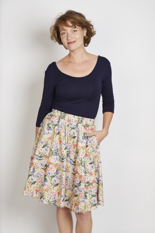 Falda midi negra con flores