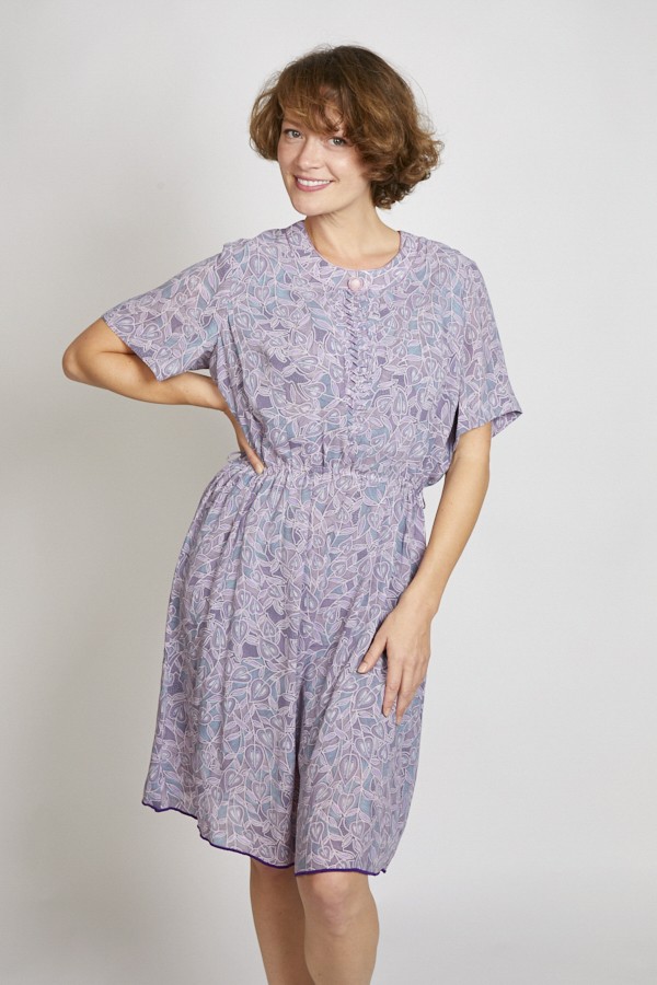 Camiseta SusiSweetdress gris con puntos negros manga caída Camiseta SusiSweetdress gris con puntos negros manga caída