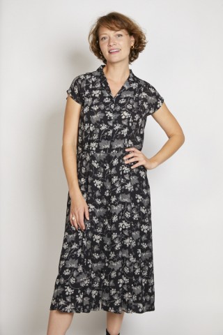 Vestido vintage negro con flores blancas