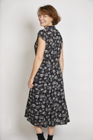 Vestido vintage negro con flores blancas