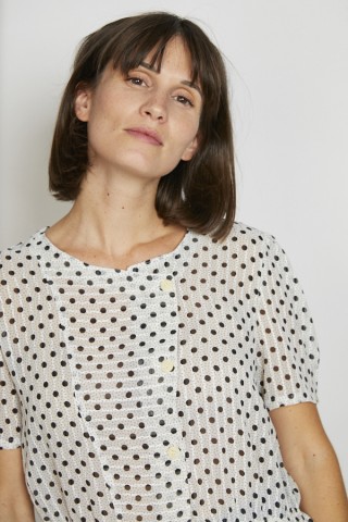 Camisa vintage blanca con lunares negros