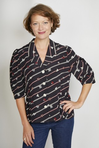 Camisa vintage negra con rayas y hojas