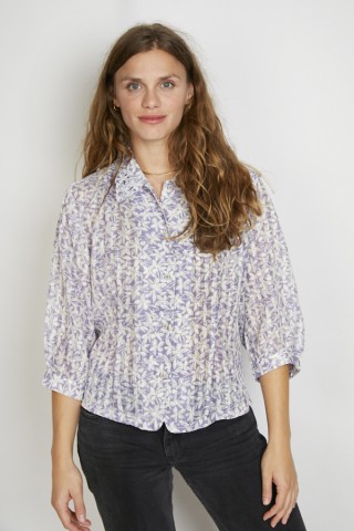 Camisa vintage lavanda con flores blancas