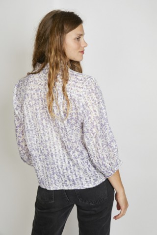 Camisa vintage lavanda con flores blancas