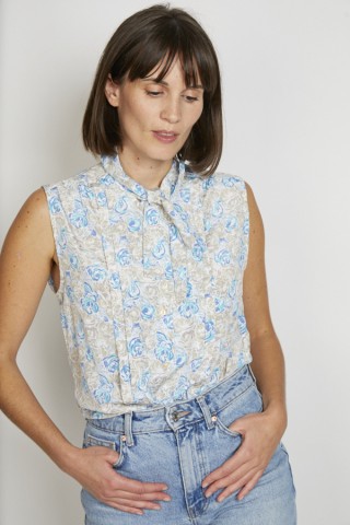 Camisa vintage blanca con flores beige y azules