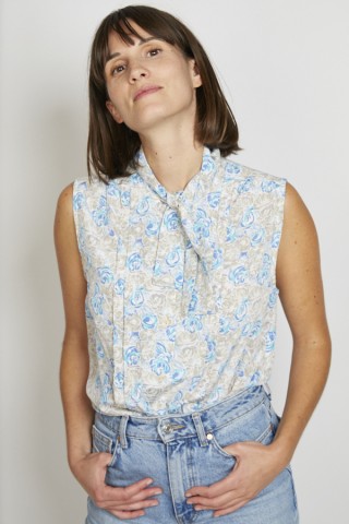 Camisa vintage blanca con flores beige y azules