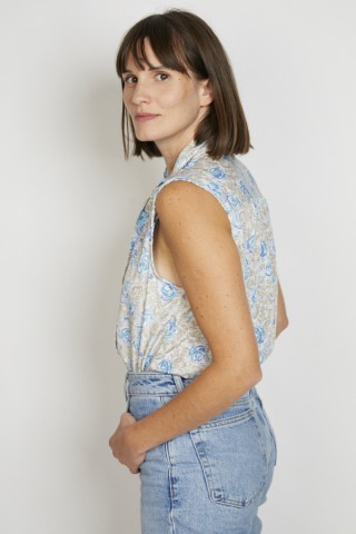 Camisa vintage blanca con flores beige y azules