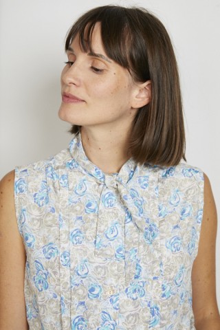 Camisa vintage blanca con flores beige y azules