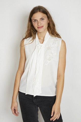 Camisa vintage blanca con flores bordadas