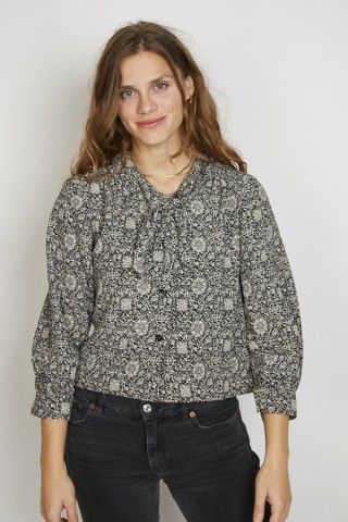 Camisa vintage negra con flores blancas