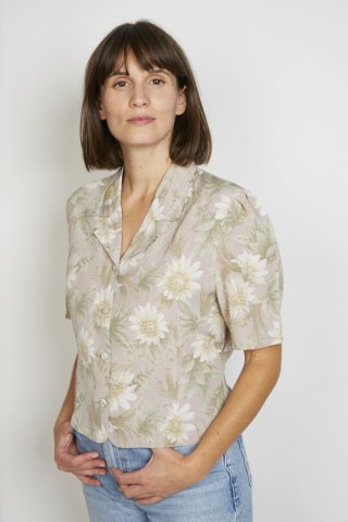 Camisa vintage beige con margaritas