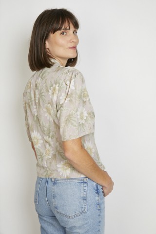 Camisa vintage beige con margaritas