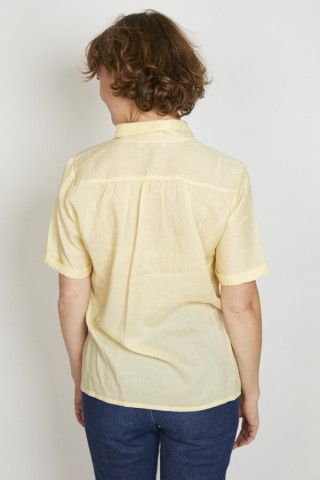 Camisa vintage amarillo pastel con ribetes