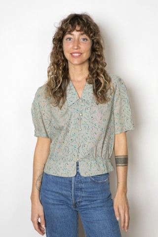 Camisa vintage grisácea con estampado azul