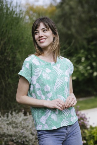 Camiseta SusiSweetdress verde con hojas blancas