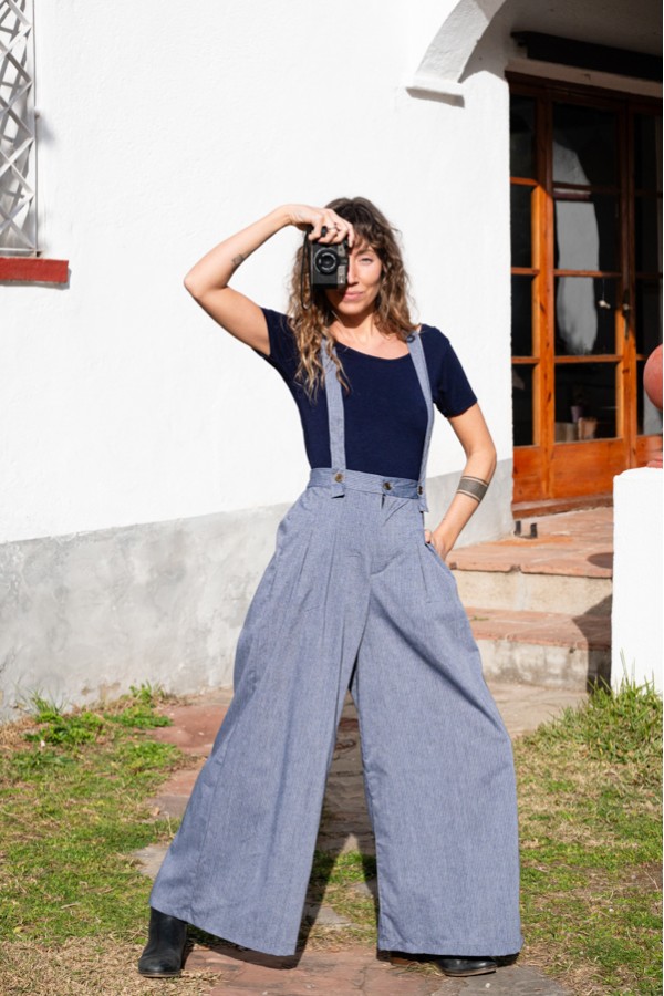 Pantalón palazzo azul con rayas finas azul marino y tirantes- Ropa SusiSweetdress