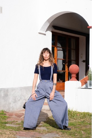 Pantalón palazzo azul con rayas finas azul marino y tirantes- Ropa SusiSweetdress