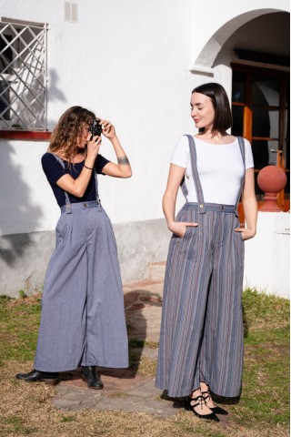 Pantalón palazzo azul con rayas finas azul marino y tirantes- Ropa SusiSweetdress