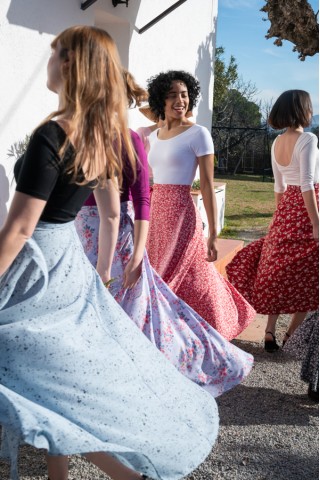 Falda maxi larga cruzada azul claro con chispeado negro- Ropa mujer SusiSweetdress