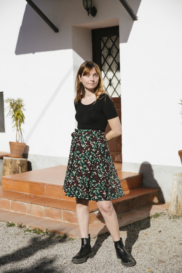 Falda maxi larga roja con flores blancas y azules Falda maxi larga roja con flores blancas y azules
