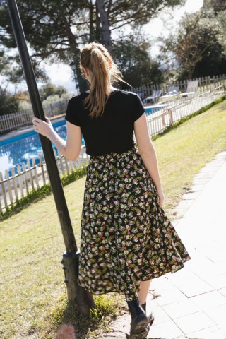 Falda maxi larga negra con margaritas blancas y rojas con bolsillos- Ropa mujer SusiSweetdress