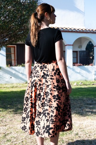 Falda maxi larga salmón con flores negras con bolsillos- Ropa mujer SusiSweetdress