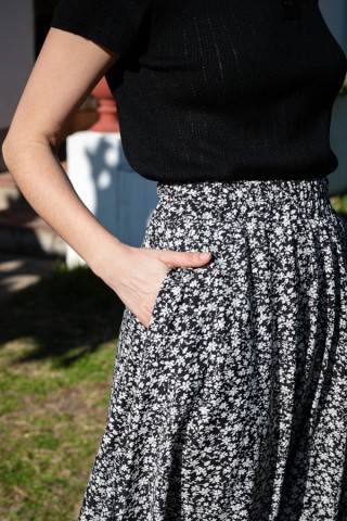 Falda maxi larga negra con flores blancas con bolsillos- Ropa mujer SusiSweetdress