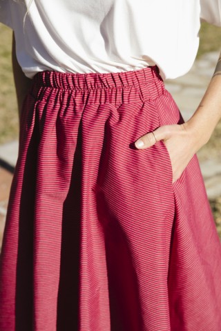 Falda maxi larga roja con rayas finas blancas con bolsillos- Ropa mujer SusiSweetdress