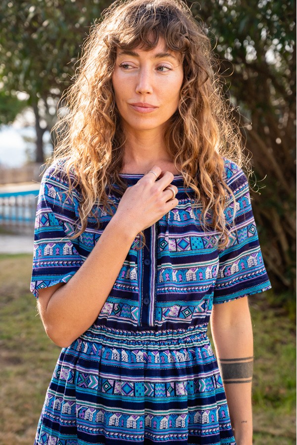 Camiseta SusiSweetdress blanca con pájaros azules manga caída Camiseta SusiSweetdress blanca con pájaros azules manga caída