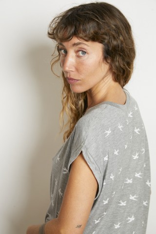 Camiseta SusiSweetdress gris con pájaros blancos- Ropa mujer SusiSweetdress