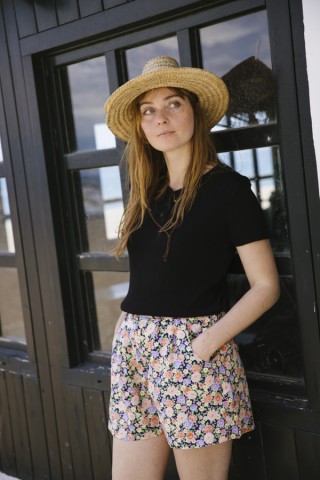 Shorts color azul marino con flores flúor Ropa mujer SusiSweetdress