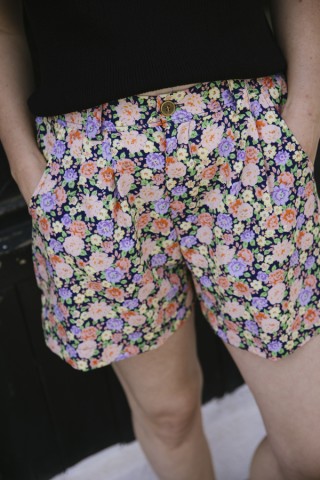 Shorts color azul marino con flores flúor Ropa mujer SusiSweetdress
