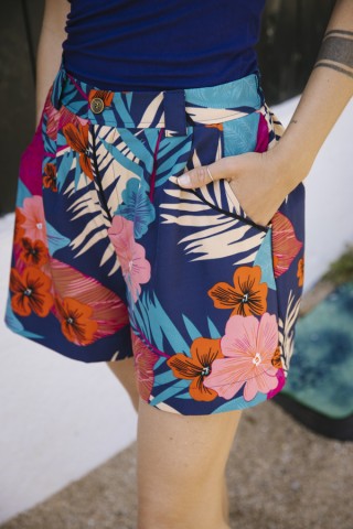 Shorts color azul con flores tropicales a colores- Ropa mujer SusiSweetdress