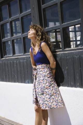 Falda midi cruzada azul con flores flúor- Ropa mujer SusiSweetdress