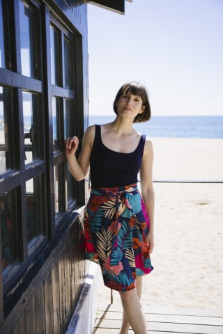 Falda midi cruzada azul con flores tropicales a colores- Ropa mujer SusiSweetdress