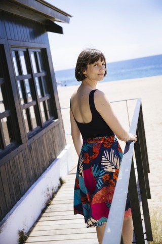 Falda midi cruzada azul con flores tropicales a colores- Ropa mujer SusiSweetdress