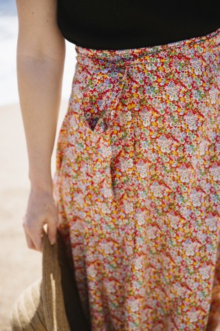 Falda maxi larga cruzada roja con florecitas de colores- Ropa mujer SusiSweetdress