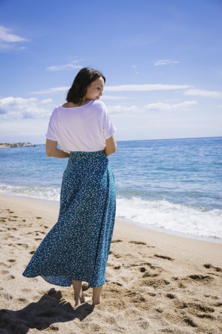 Falda maxi larga cruzada azul con margaritas blancas y rosas- Ropa mujer SusiSweetdress