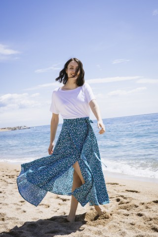 Falda maxi larga cruzada azul con margaritas blancas y rosas- Ropa mujer SusiSweetdress