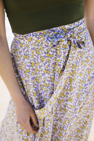 Falda maxi larga cruzada blanca con florecitas amarillas y lilas- Ropa mujer SusiSweetdress