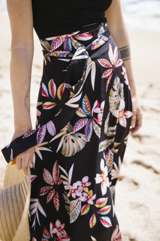Falda maxi larga cruzada negra con flores tropicales- Ropa mujer SusiSweetdress