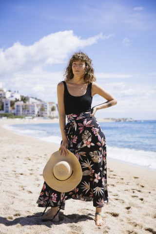 Falda maxi larga cruzada negra con flores tropicales- Ropa mujer SusiSweetdress