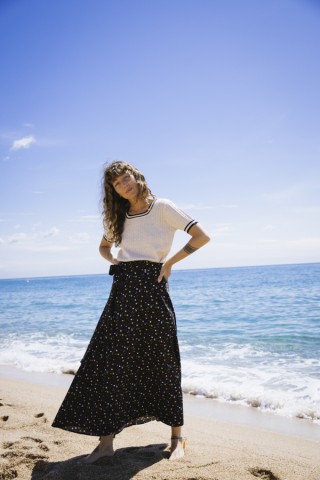 Falda maxi larga cruzada negra con margaritas blancas, rojas y amarillas- Ropa mujer SusiSweetdress