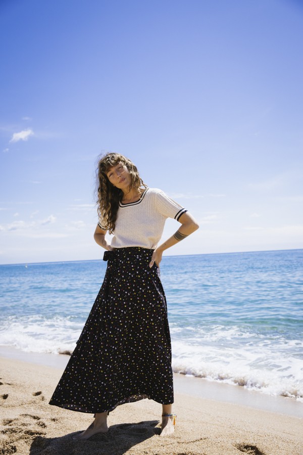 Falda maxi larga cruzada negra con margaritas blancas, rojas y amarillas- Ropa mujer SusiSweetdress