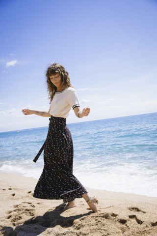 Falda maxi larga cruzada negra con margaritas blancas, rojas y amarillas- Ropa mujer SusiSweetdress