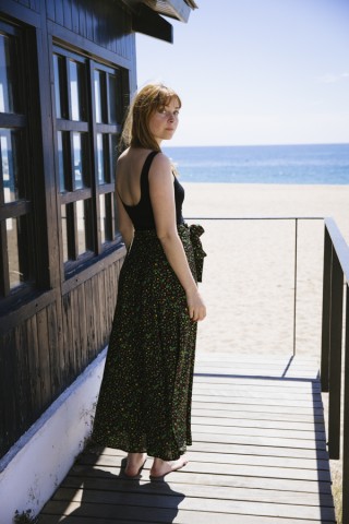 Falda maxi larga cruzada negra con florecitas amarillas y rojas- Ropa mujer SusiSweetdress