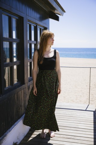 Falda maxi larga cruzada negra con florecitas amarillas y rojas- Ropa mujer SusiSweetdress