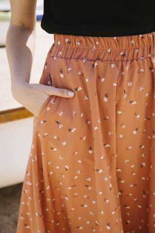 Falda maxi larga salmón con margaritas blancas con bolsillos- Ropa mujer SusiSweetdress