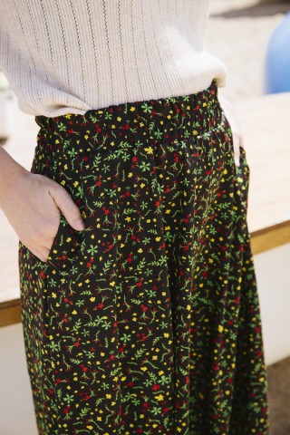 Falda maxi negra con florecitas amarillas y rojas con bolsillos- Ropa mujer SusiSweetdress