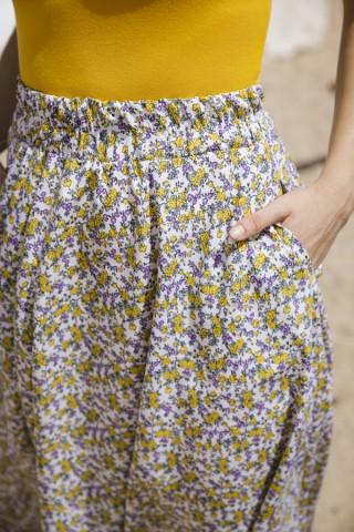 Falda maxi larga blanca con florecitas amarillas y lilas con bolsillos- Ropa mujer SusiSweetdress